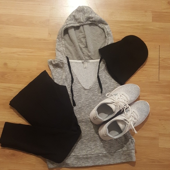 Forever 21 sleeveless, hooded pull over - Picture 3 of 6